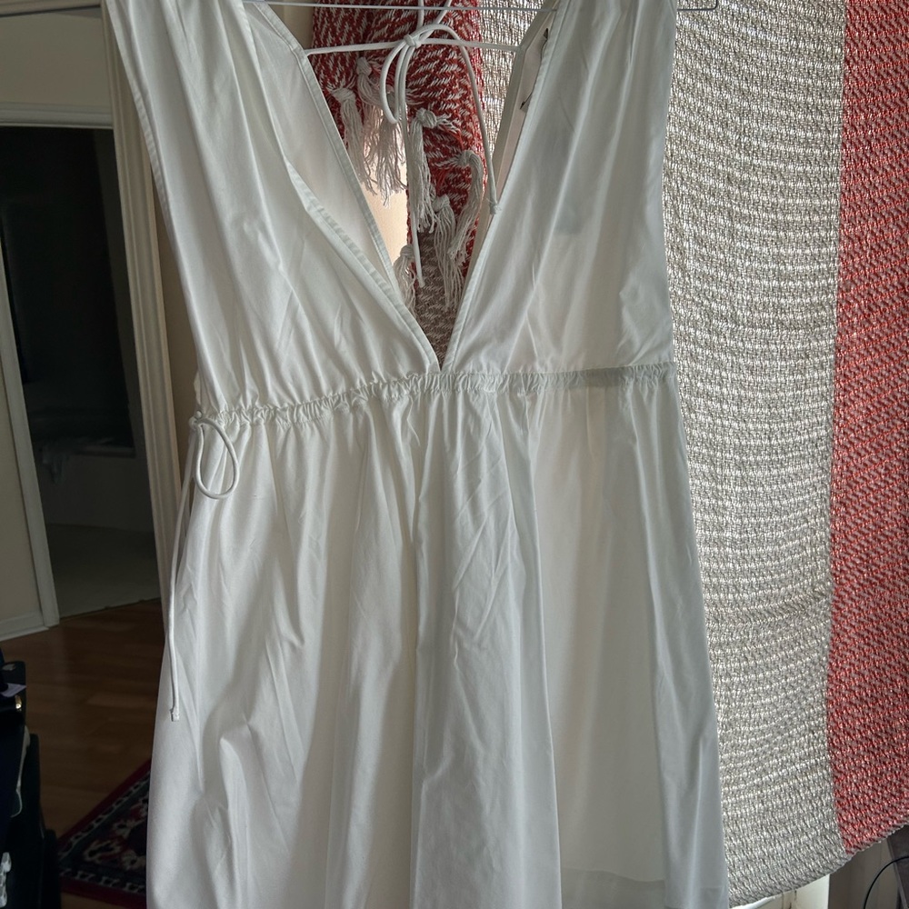 Chic White V-Neck Sleeveless Dress